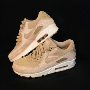 Woman’s Nike Air Max 90